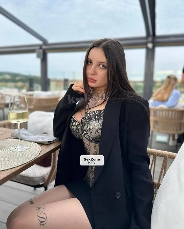 Модель з тату чекає на тебе