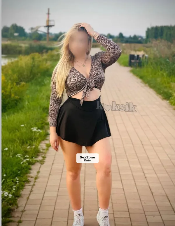 Красивая блондинка ждет в гости