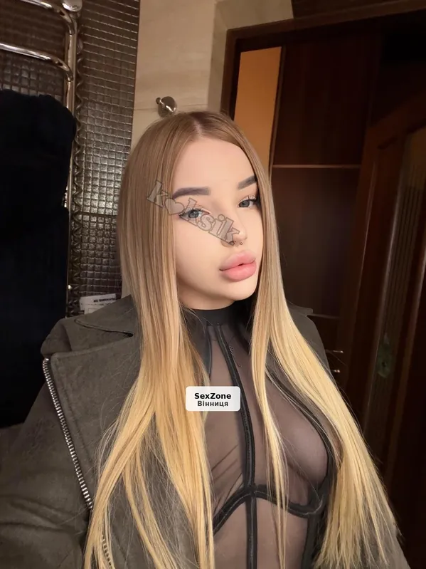 Солодка блондинка чекає на тебе для зустрічі💖