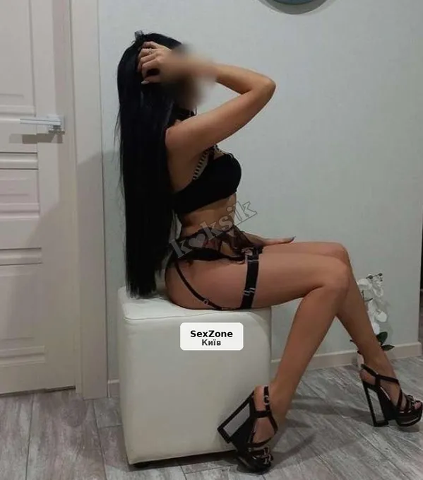 Брюнетка в центре: ночь страсти